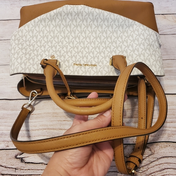 Michael Kors Signature Savannah Large Satchel - Picture 9 of 12